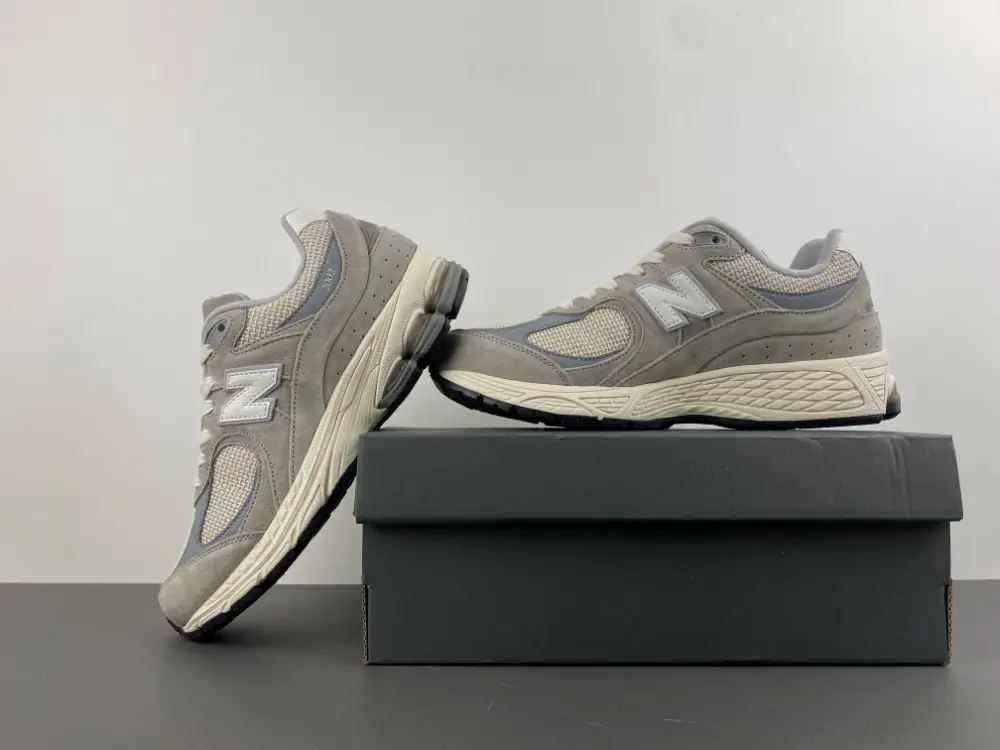 new balance NB 2002 