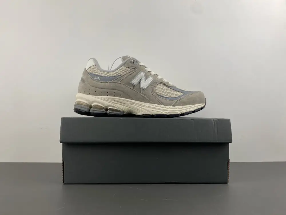 new balance NB 2002 