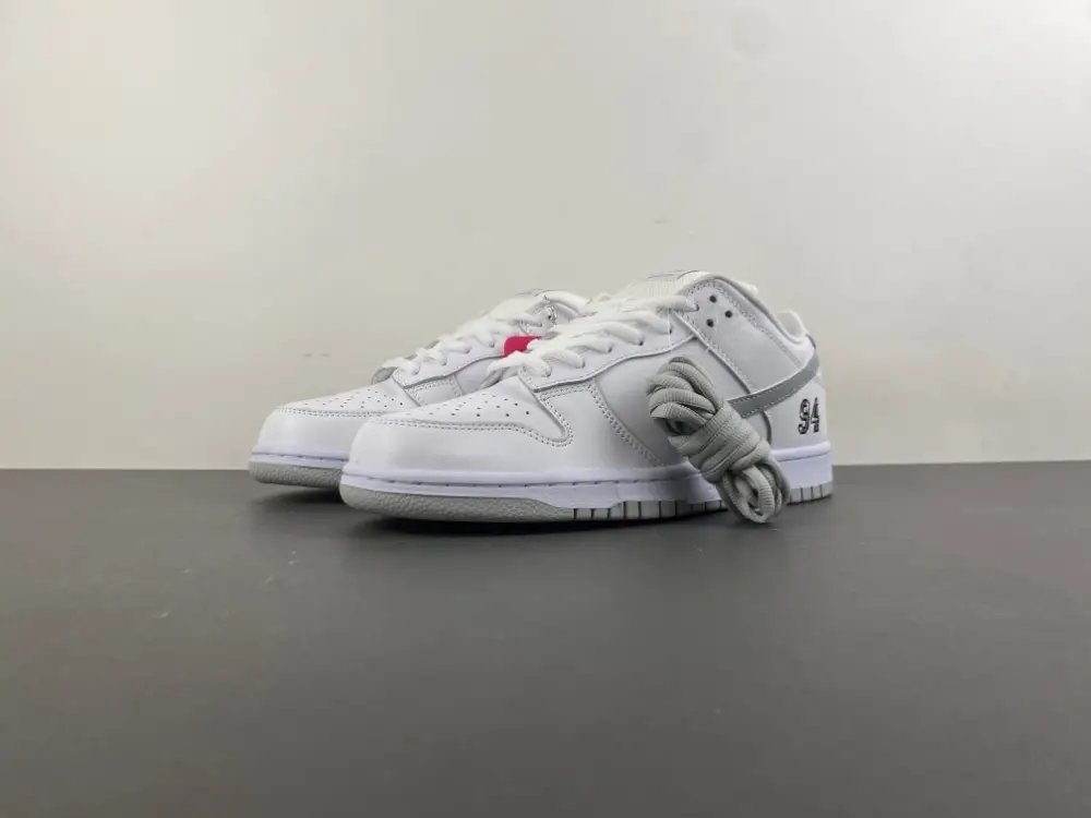 Supreme x Nike SB Dunk Low 