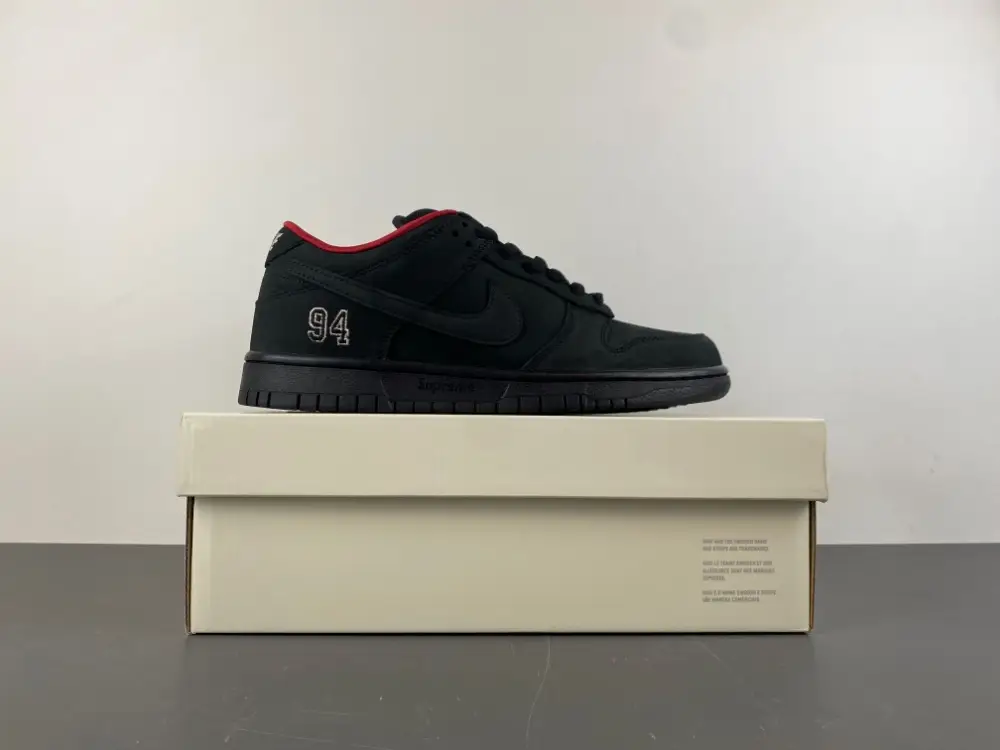 Supreme x Nike SB Dunk Low 