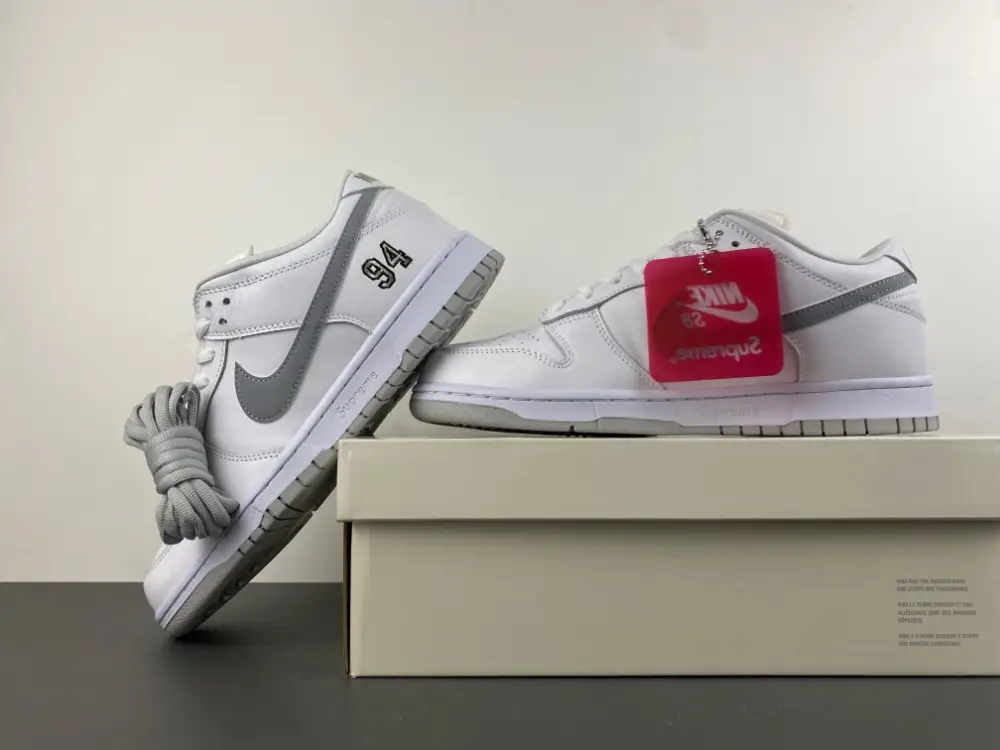 Supreme x Nike SB Dunk Low 