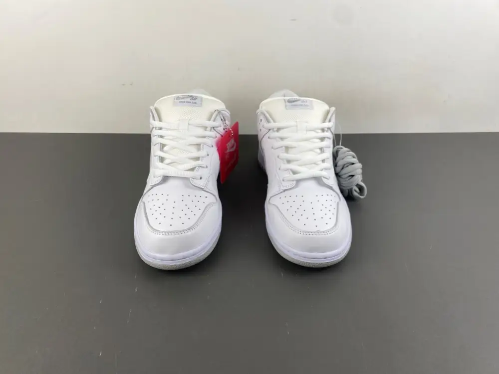 Supreme x Nike SB Dunk Low 