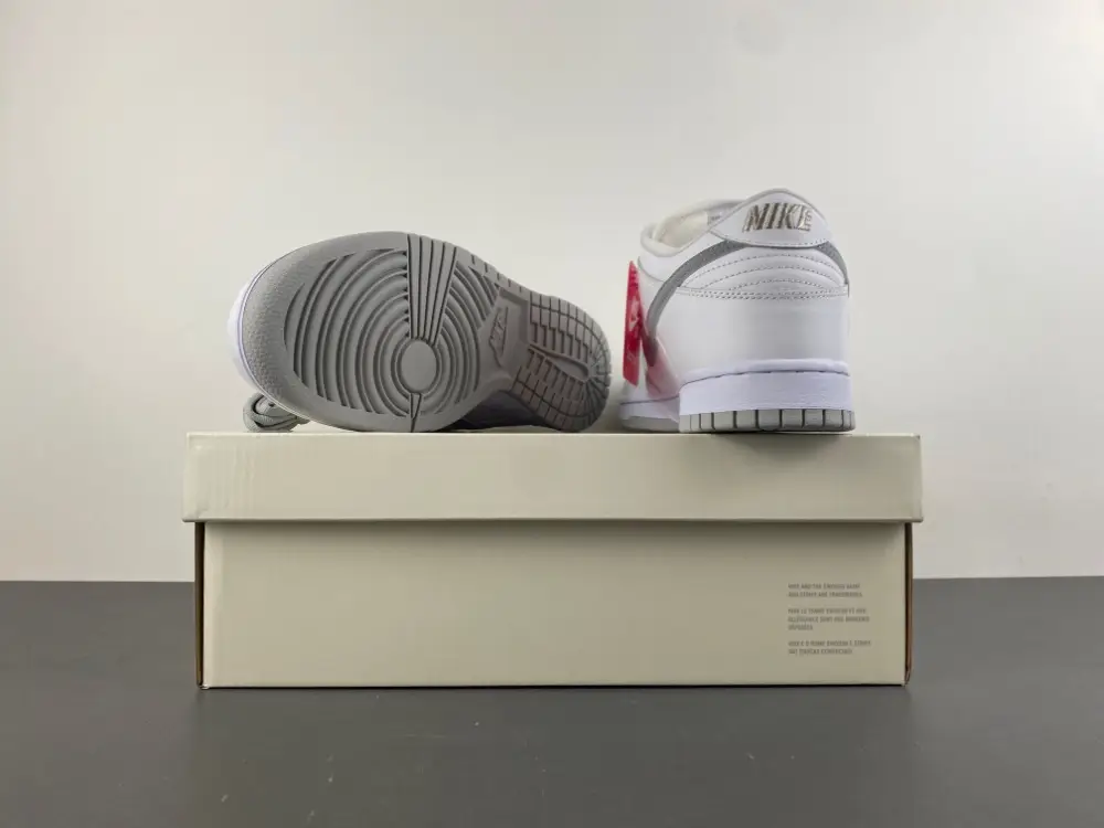Supreme x Nike SB Dunk Low 