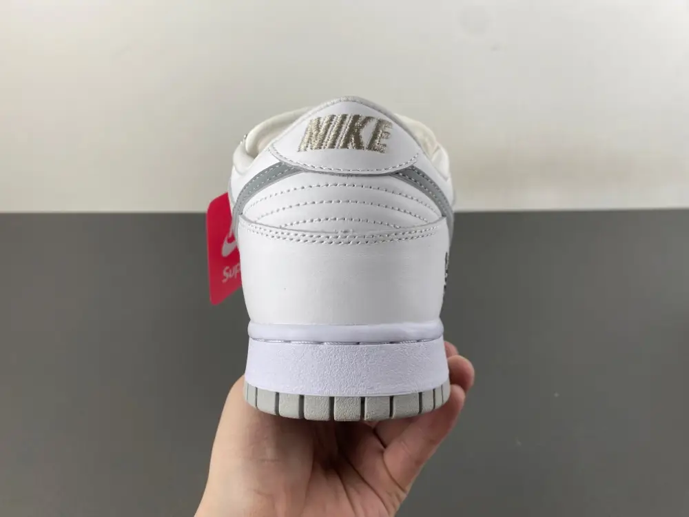 Supreme x Nike SB Dunk Low 