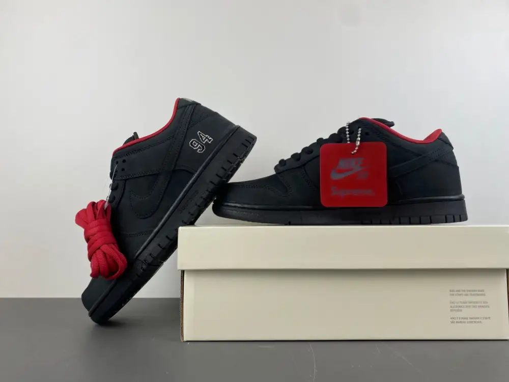 Supreme x Nike SB Dunk Low 