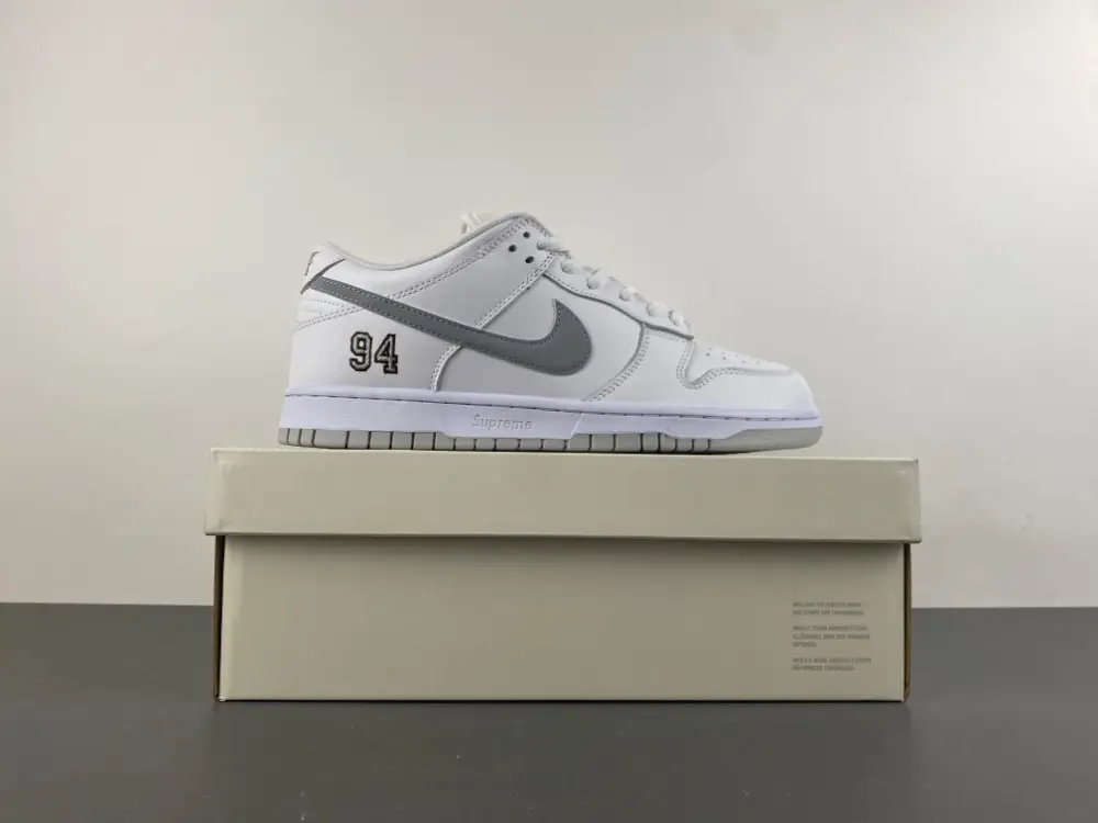Supreme x Nike SB Dunk Low 