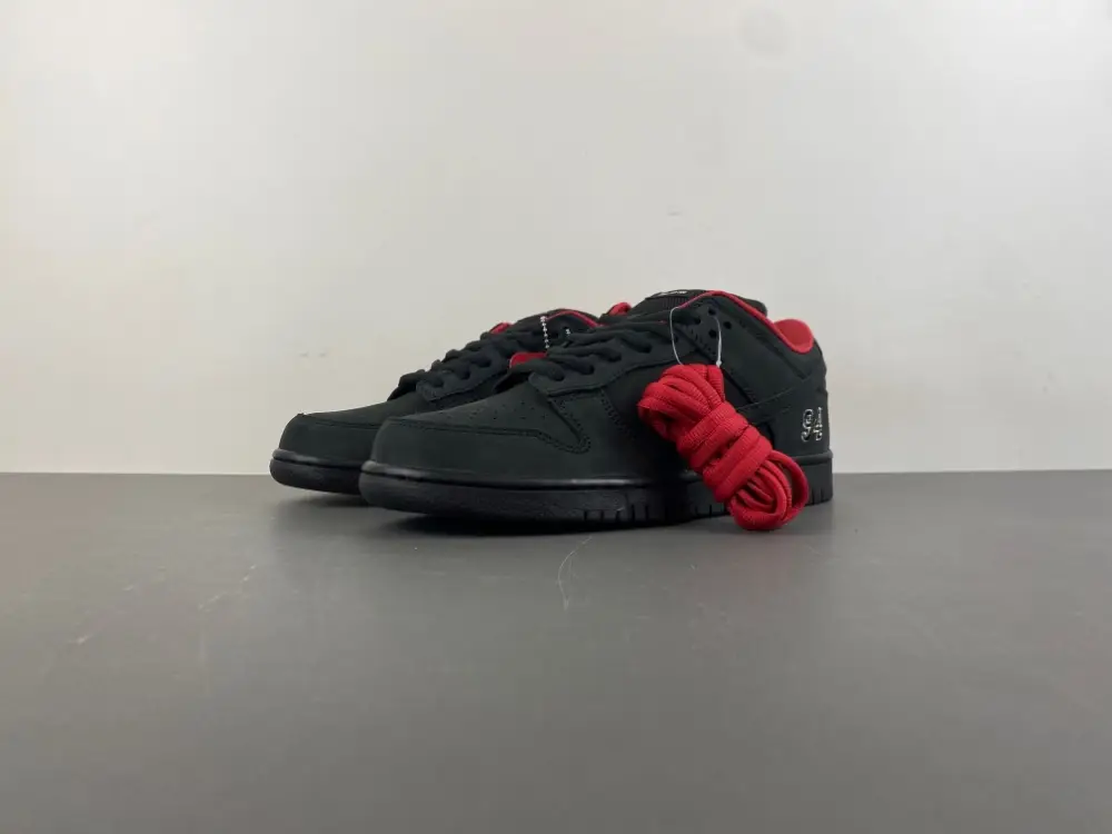 Supreme x Nike SB Dunk Low 
