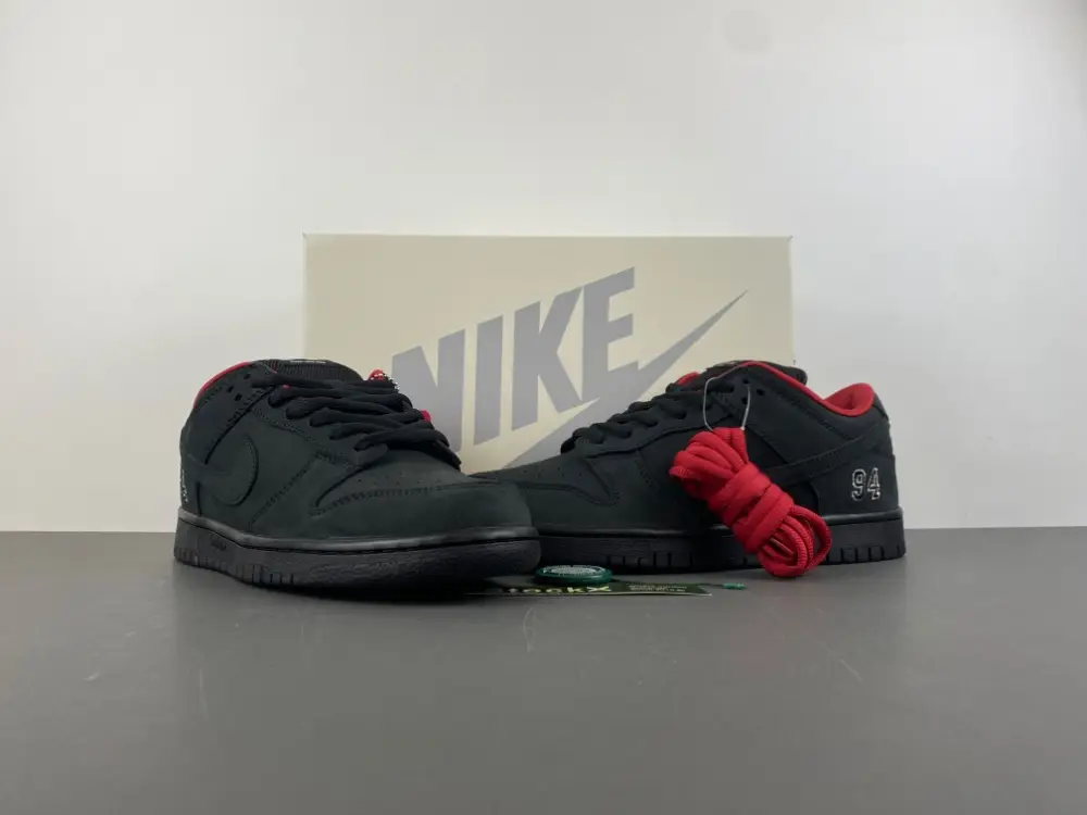 Supreme x Nike SB Dunk Low 