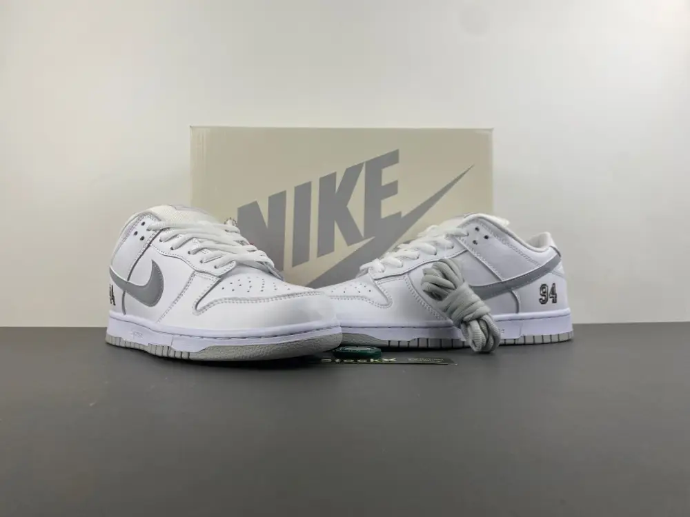 Supreme x Nike SB Dunk Low 